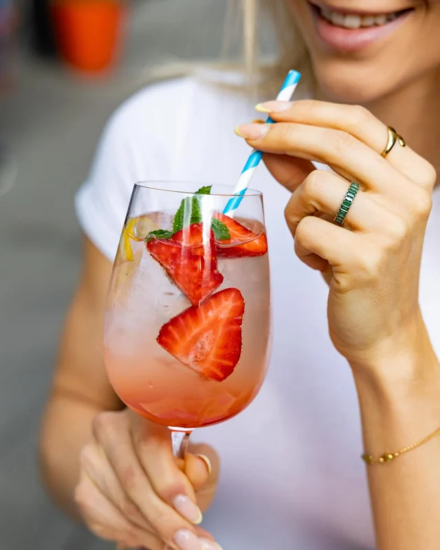 Fri-yay, let’s PLAIN it😍

Freitag, Sonne im Gesicht, Erdbeer Prosecco Spritz in der Hand – klingt nach einem ziemlich guten Plan, oder?🍓🥂
Unser Schanigarten wartet schon auf dich und dein Lieblingsdrink ist auch schon kalt🧊

Essen gibt’s natürlich auch – aber das wusstest du eh schon🌿

📍 PLAIN | Berggasse 25 | 1090 Wien

#plain #plainvienna #vienna #wien #tasty #healthy #vegan #veganfriendly #wheretoeatinvienna #foodlove #brunch #weekend #viennaweekend #viennabrunch #foodtime #thefirstthought