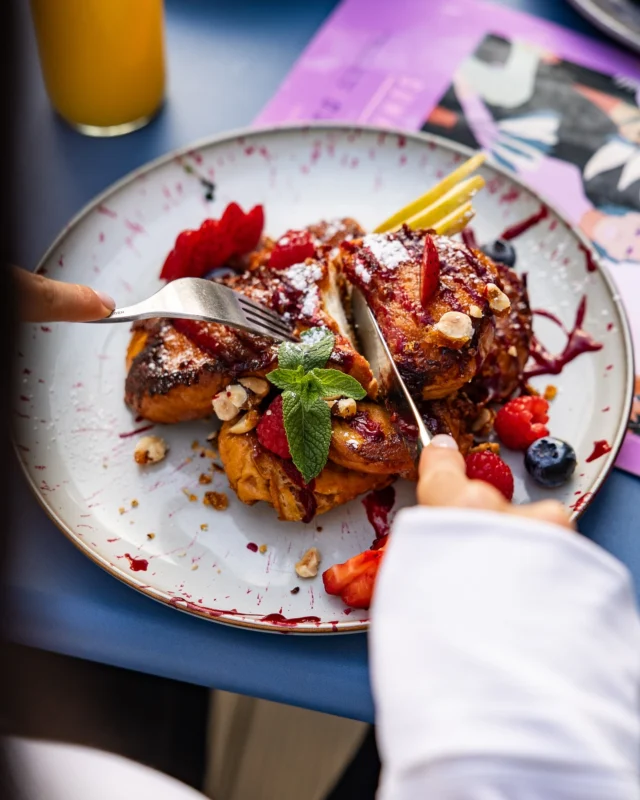 Sweet or salty?🤭

Dieser French Toast ist so fluffig, dass Wolken neidisch werden☁️
Und unser All I Avo wanted?🥑
Das ist basically Liebe auf den ersten Biss💚
Pochiertes Ei drauf und du vergisst für einen Moment alle Sorgen🥚

Unter der Woche gibt’s das Frühstück bis 13 Uhr, am Wochenende verlängern wir’s bis 16 Uhr – damit auch Langschläfer auf ihre Kosten kommen💥💜

📍 PLAIN | Berggasse 25 | 1090 Wien

#plain #plainvienna #vienna #wien #tasty #healthy #vegan #veganfriendly #wheretoeatinvienna #foodlove #brunch #viennaweekend #viennabrunch #foodtime #thefirstthought